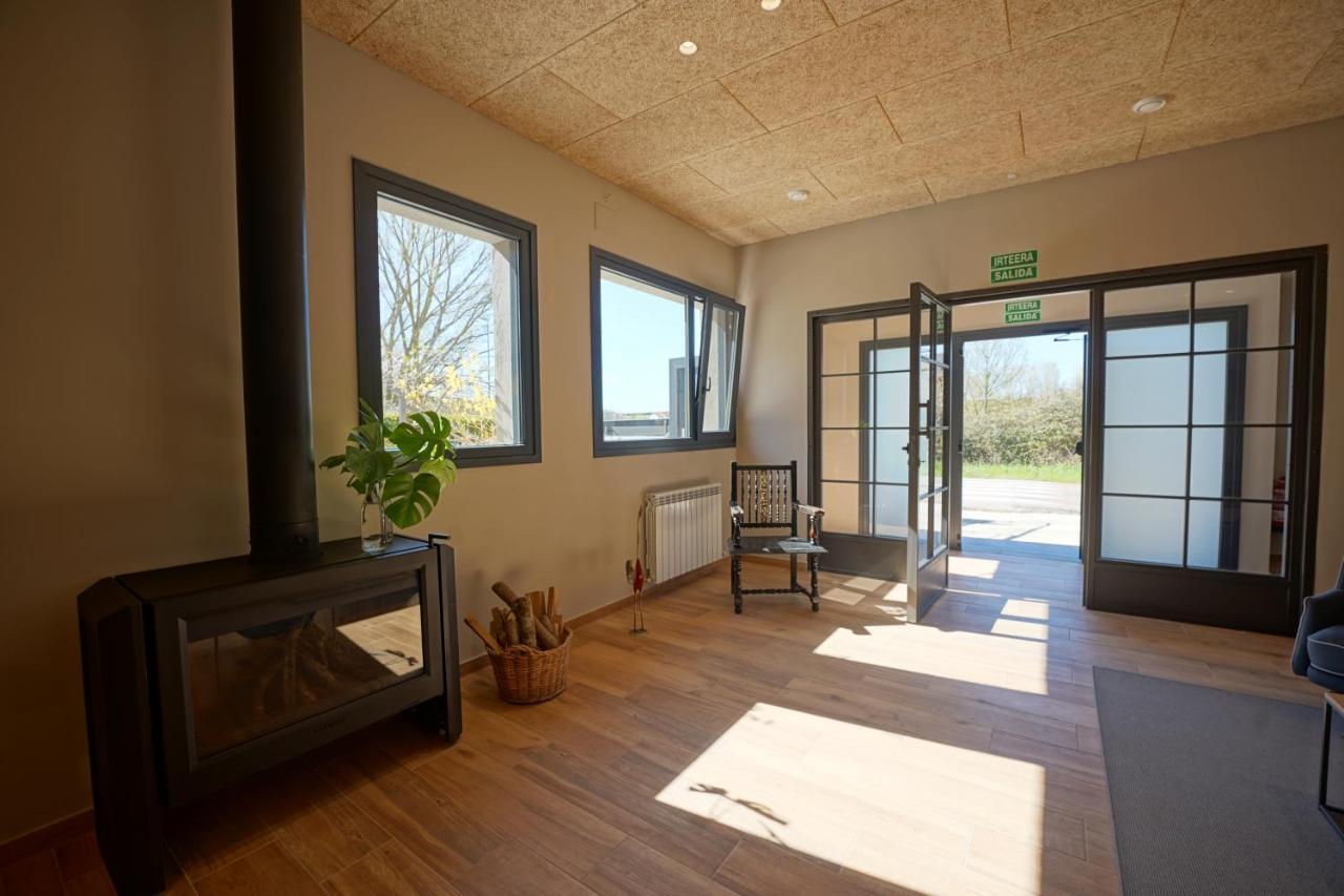 Larrion Hostal - Ostatua Bagian luar foto